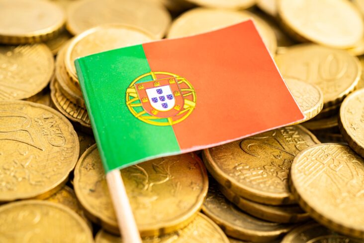 Bandeira portuguesa em cima de moedas de cêntimo.